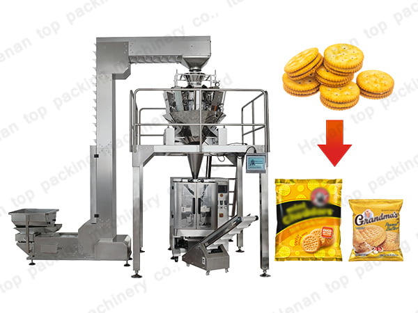 Cette machine d'emballage de biscuits est une combinaison d'une machine à revers et d'un système d'alimentation.