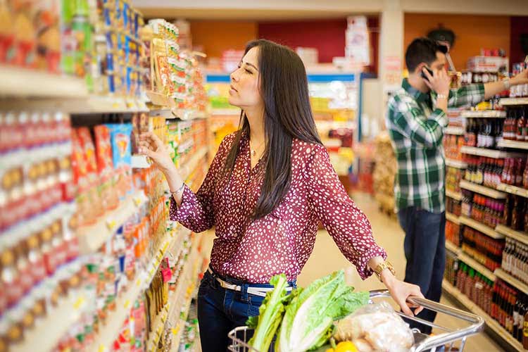 Femme faisant du shopping