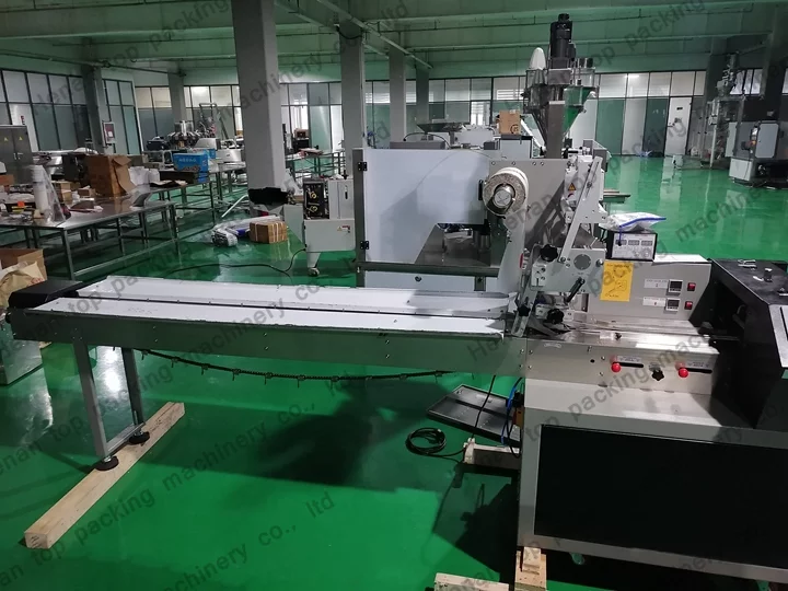 Flow wrap machine