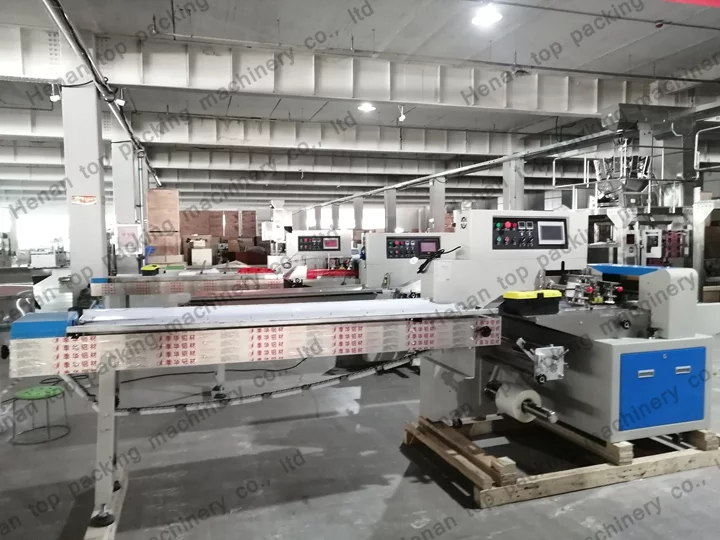 Pillow packing machine for bread biscuit cake